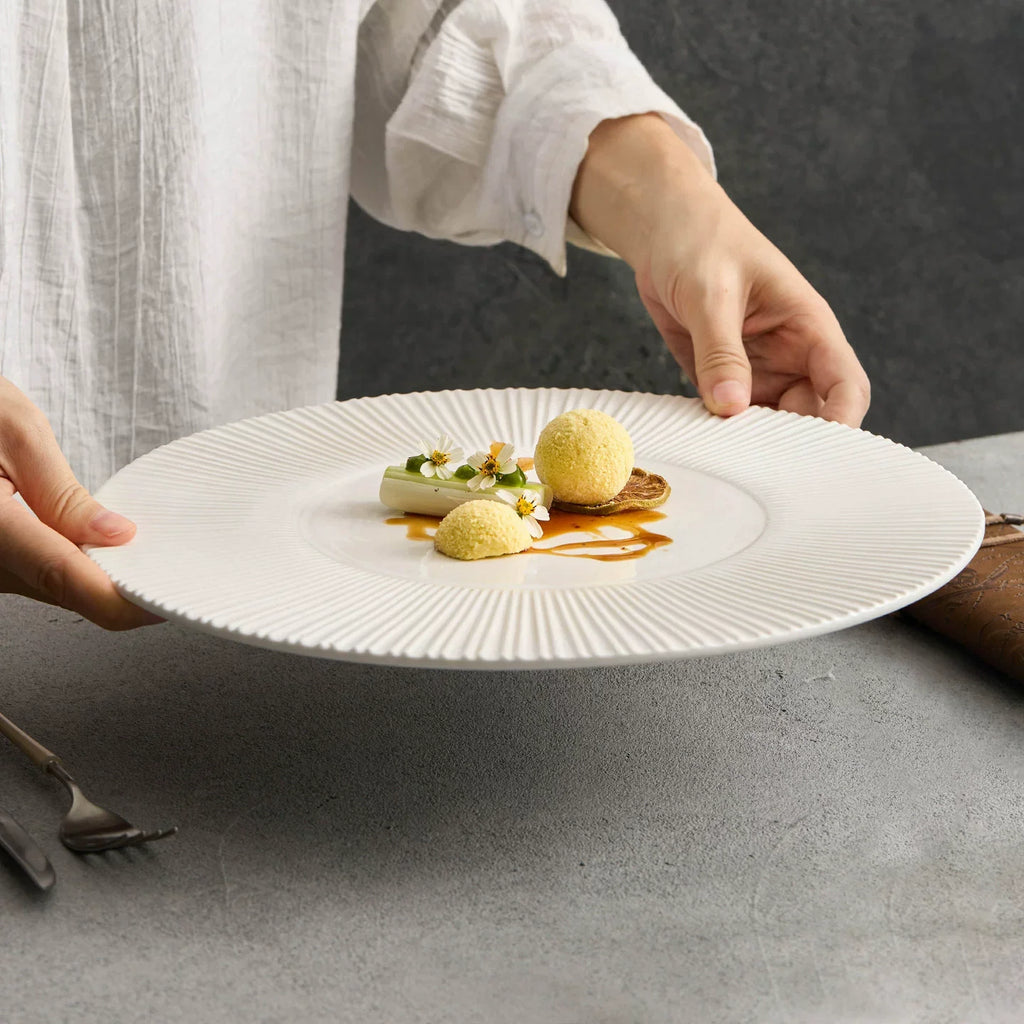 Assiette de Présentation Blanche 30,5 cm – Céramique Fine à Texture Radiale | GOSEUNG