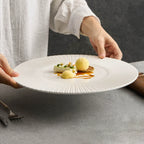Assiette de Présentation Blanche 30,5 cm – Céramique Fine à Texture Radiale | GOSEUNG