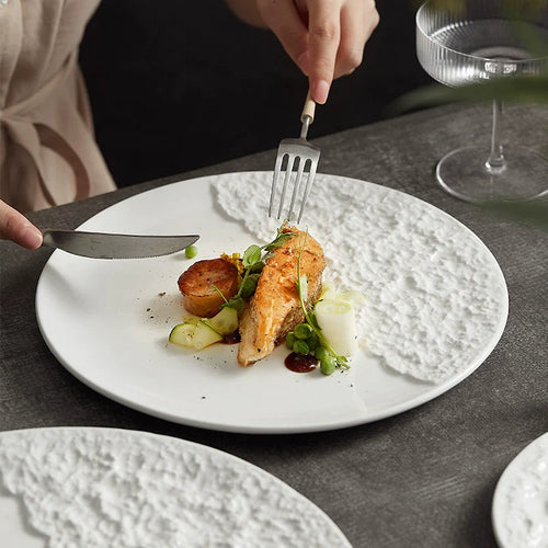 Assiette Céramique Contraste Pierre – Design Asymétrique pour Steak & Pâtes