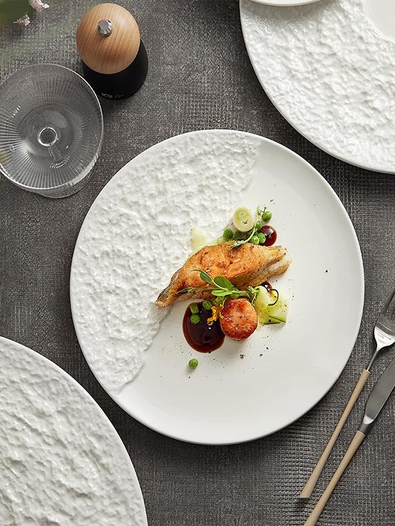 Assiette Céramique Contraste Pierre – Design Asymétrique pour Steak & Pâtes