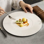 Assiette de Présentation Blanche 30,5 cm – Céramique Fine à Texture Radiale | GOSEUNG