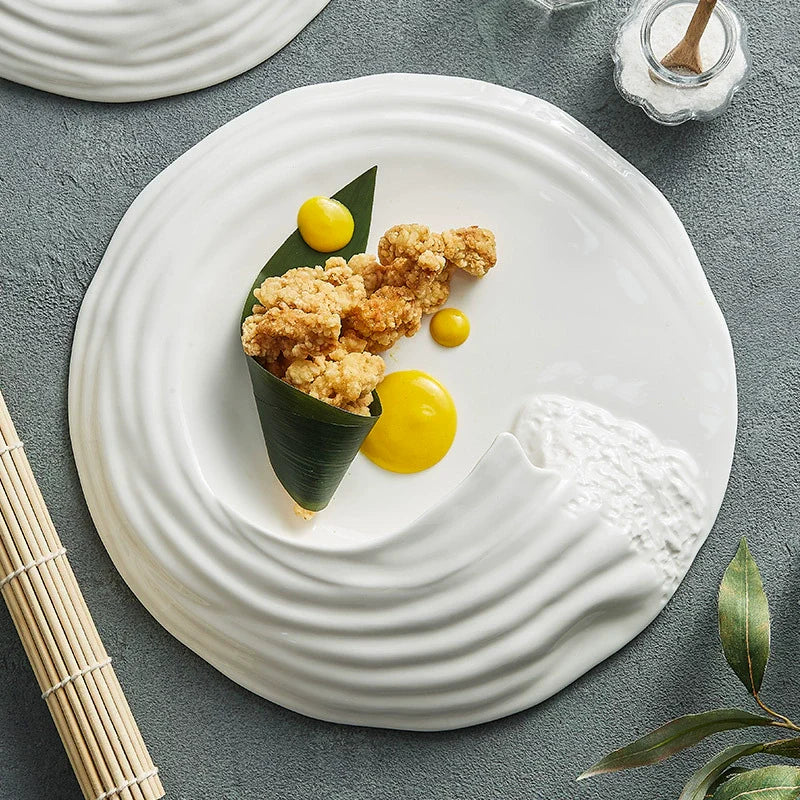 Assiette Céramique Wave – Design Asymétrique Artistique pour Table Gastronomique