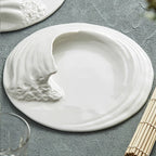 Assiette Céramique Wave – Design Asymétrique Artistique pour Table Gastronomique