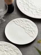 Assiette Céramique Contraste Pierre – Design Asymétrique pour Steak & Pâtes