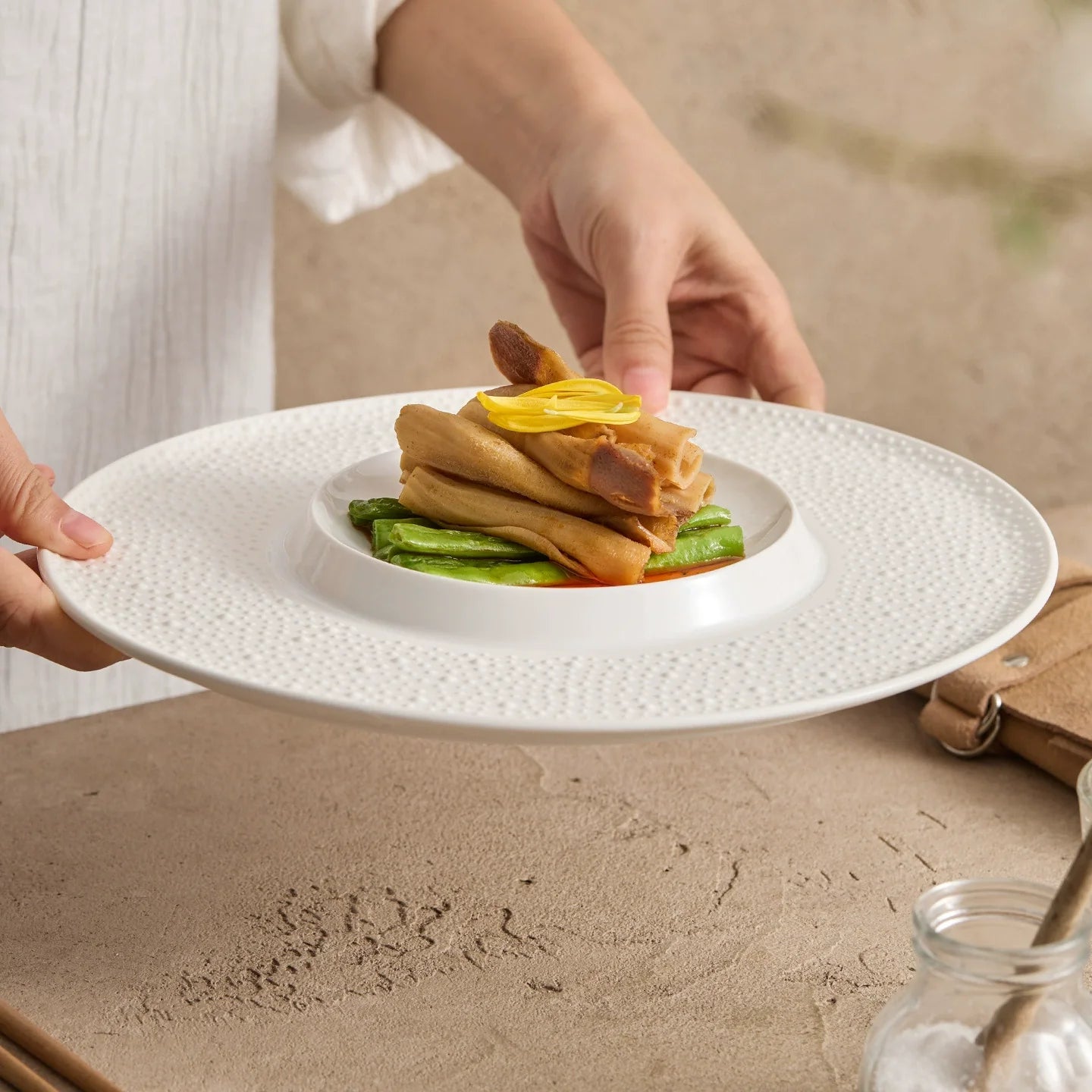 Assiette Porcelaine Bord Texturé & Coupe Intérieure – Table Gastronomique & Hôtel