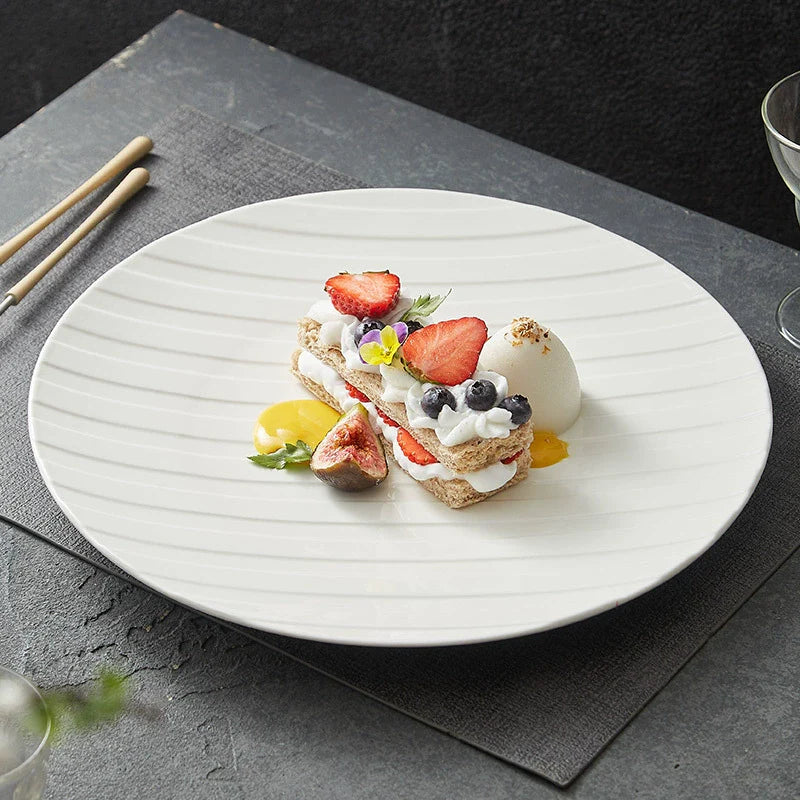 Assiette Porcelaine Relief Strié – Design Minimaliste pour Table Gastronomique
