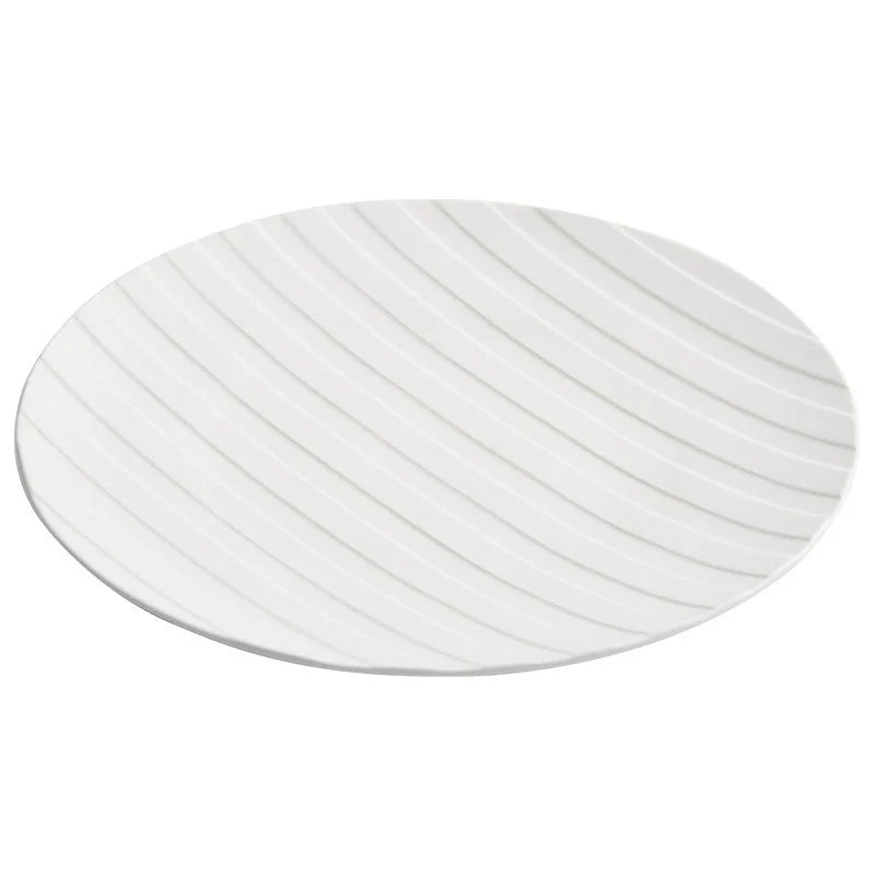 Assiette Porcelaine Relief Strié – Design Minimaliste pour Table Gastronomique
