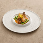 Assiette Porcelaine Bord Texturé & Coupe Intérieure – Table Gastronomique & Hôtel