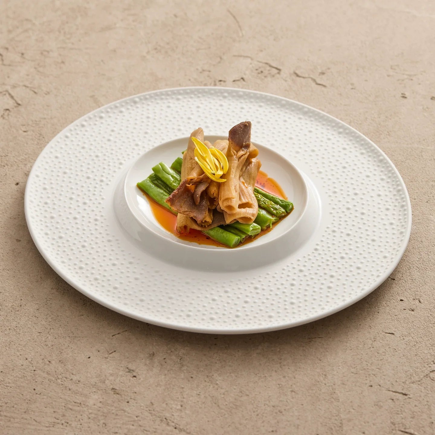Assiette Porcelaine Bord Texturé & Coupe Intérieure – Table Gastronomique & Hôtel