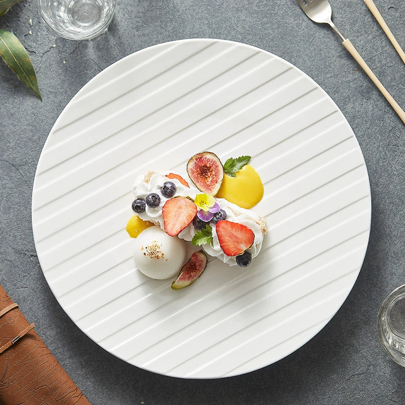 Assiette Porcelaine Relief Strié – Design Minimaliste pour Table Gastronomique