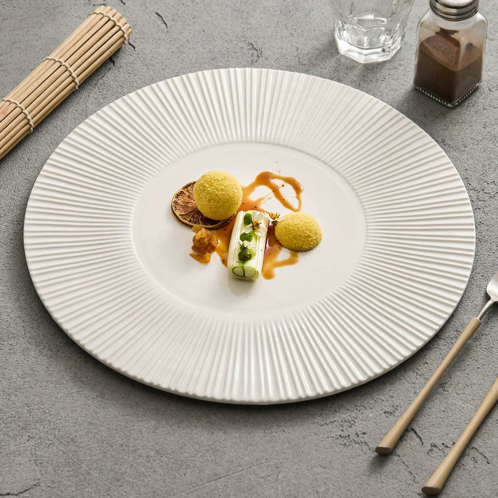 Assiette de Présentation Blanche 30,5 cm – Céramique Fine à Texture Radiale | GOSEUNG