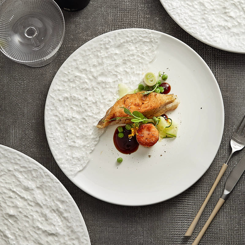 Assiette Céramique Contraste Pierre – Design Asymétrique pour Steak & Pâtes