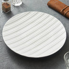 Assiette Porcelaine Relief Strié – Design Minimaliste pour Table Gastronomique