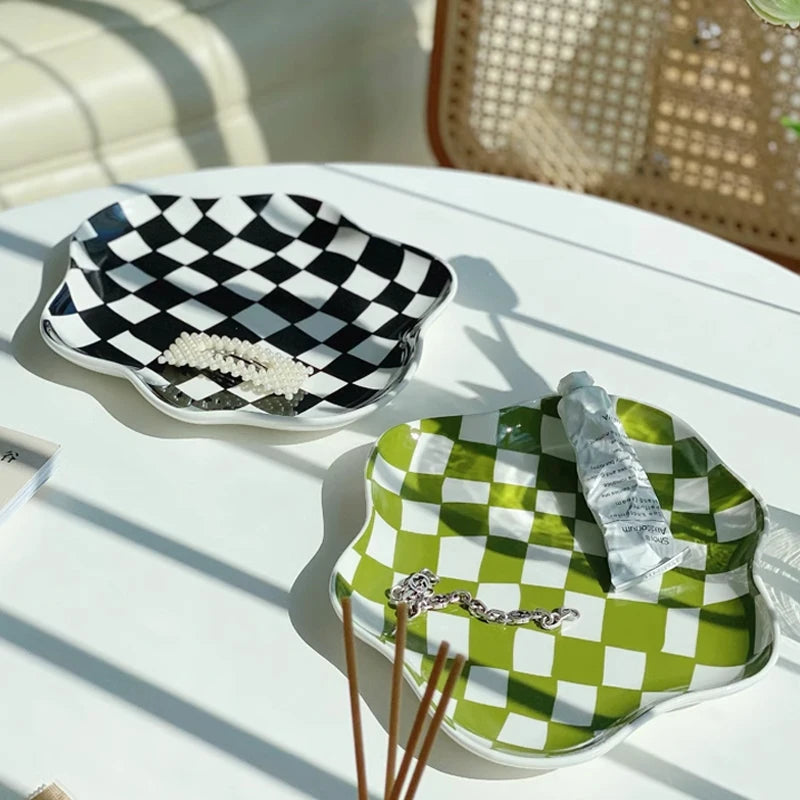 Assiettes et plats en céramique à carreaux irréguliers, échiquier européen, noir et blanc
