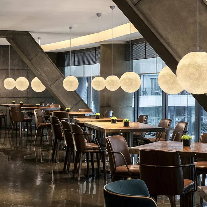 Suspension LED Wabi-Sabi en Résine FRP – Forme Lune Nordique, Décor Salon & Restaurant | VIGOUS