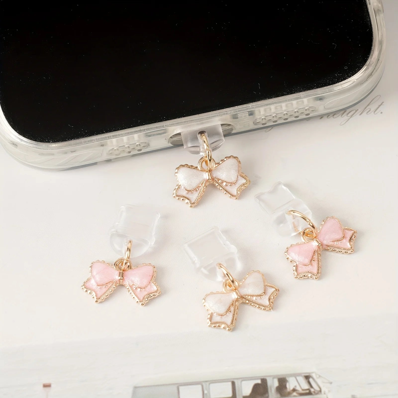 Bouchon Anti-Poussière Décoratif Arc Rose & Blanc — Compatible iPhone & USB-C, Cadeau Original