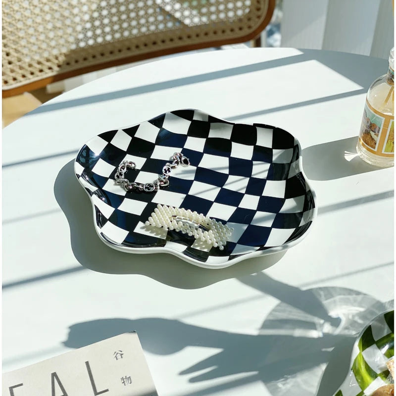Assiettes et plats en céramique à carreaux irréguliers, échiquier européen, noir et blanc