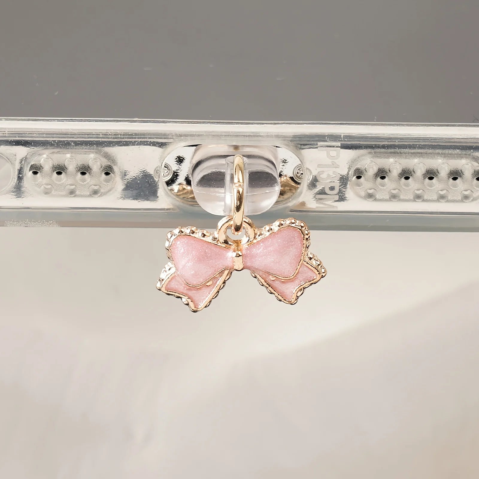 Bouchon Anti-Poussière Décoratif Arc Rose & Blanc — Compatible iPhone & USB-C, Cadeau Original