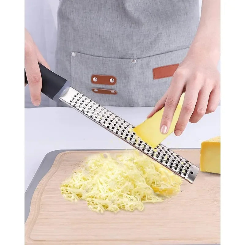 Râpe à Fromage Multifonction en Acier Inoxydable - Trancheur, Éplucheur et Hachoir