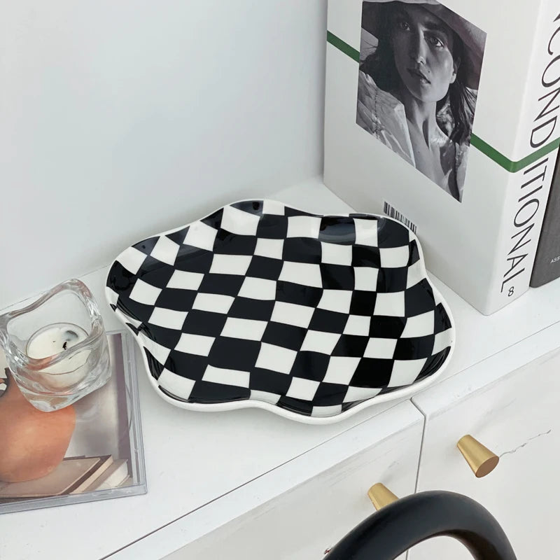 Assiettes et plats en céramique à carreaux irréguliers, échiquier européen, noir et blanc