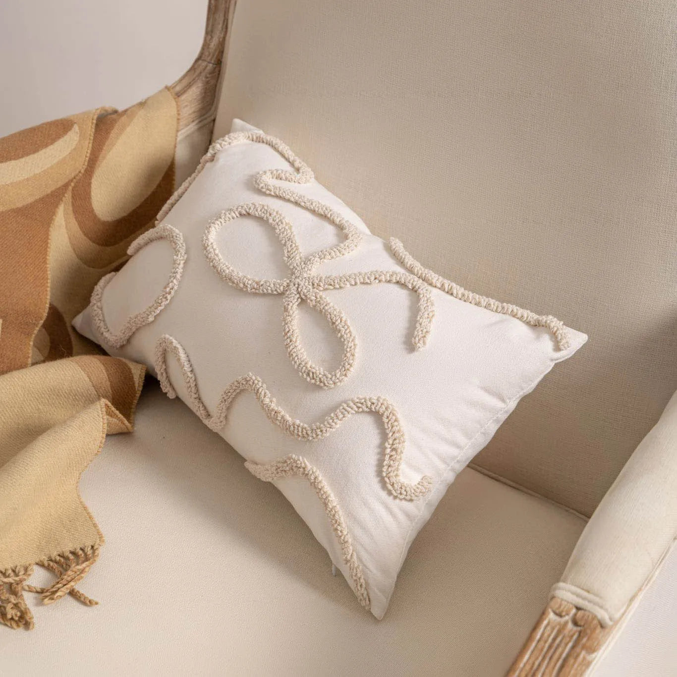 Housse de Coussin Tricotée Luxe avec Pompilles - Design Minimaliste Chic