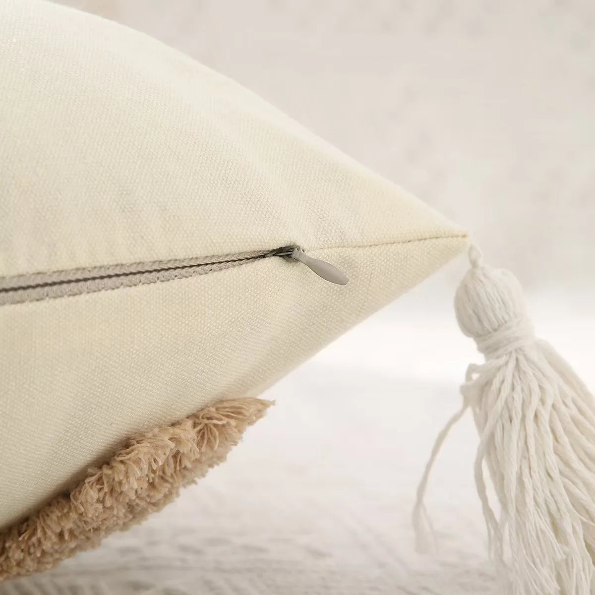 Housse de Coussin Bohème avec Pompons - Style Nordique Géométrique en Peluche