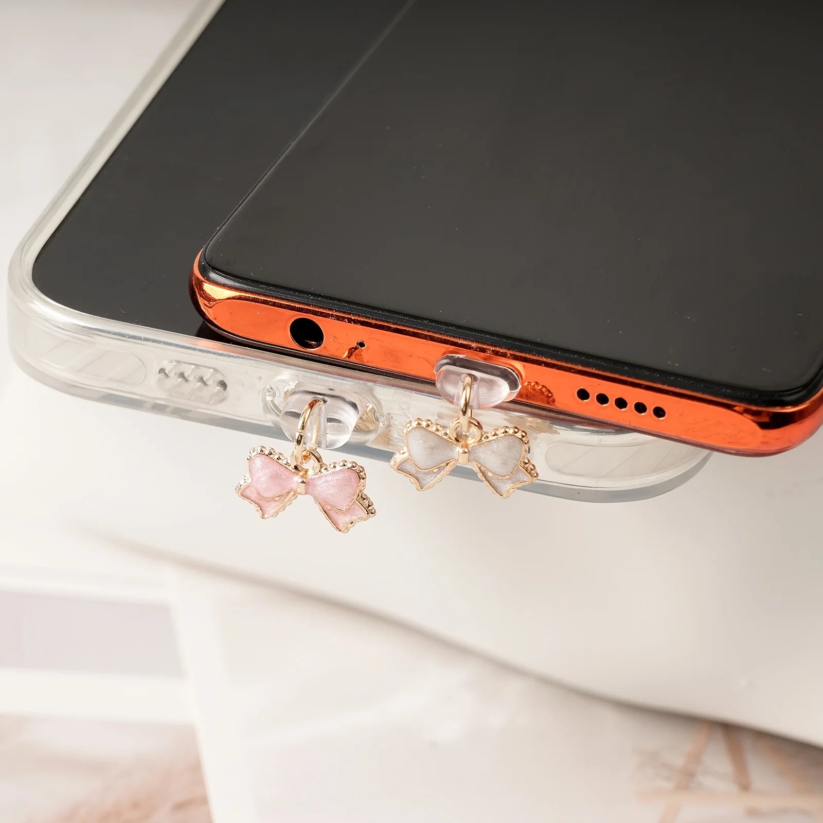 Bouchon Anti-Poussière Décoratif Arc Rose & Blanc — Compatible iPhone & USB-C, Cadeau Original