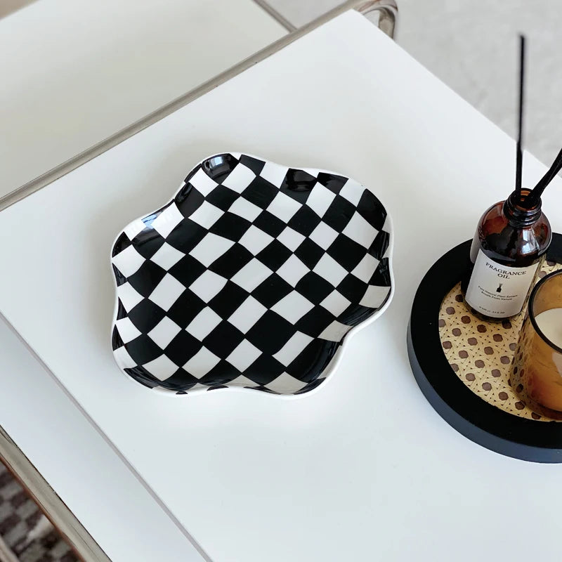 Assiettes et plats en céramique à carreaux irréguliers, échiquier européen, noir et blanc