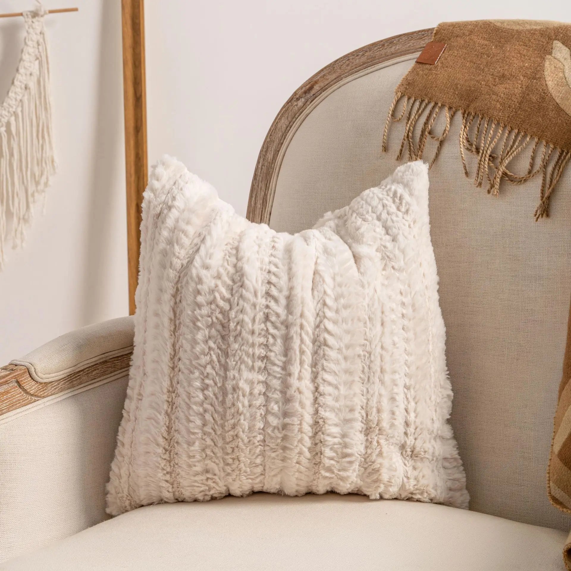 Housse de Coussin Tricotée Luxe avec Pompilles - Design Minimaliste Chic