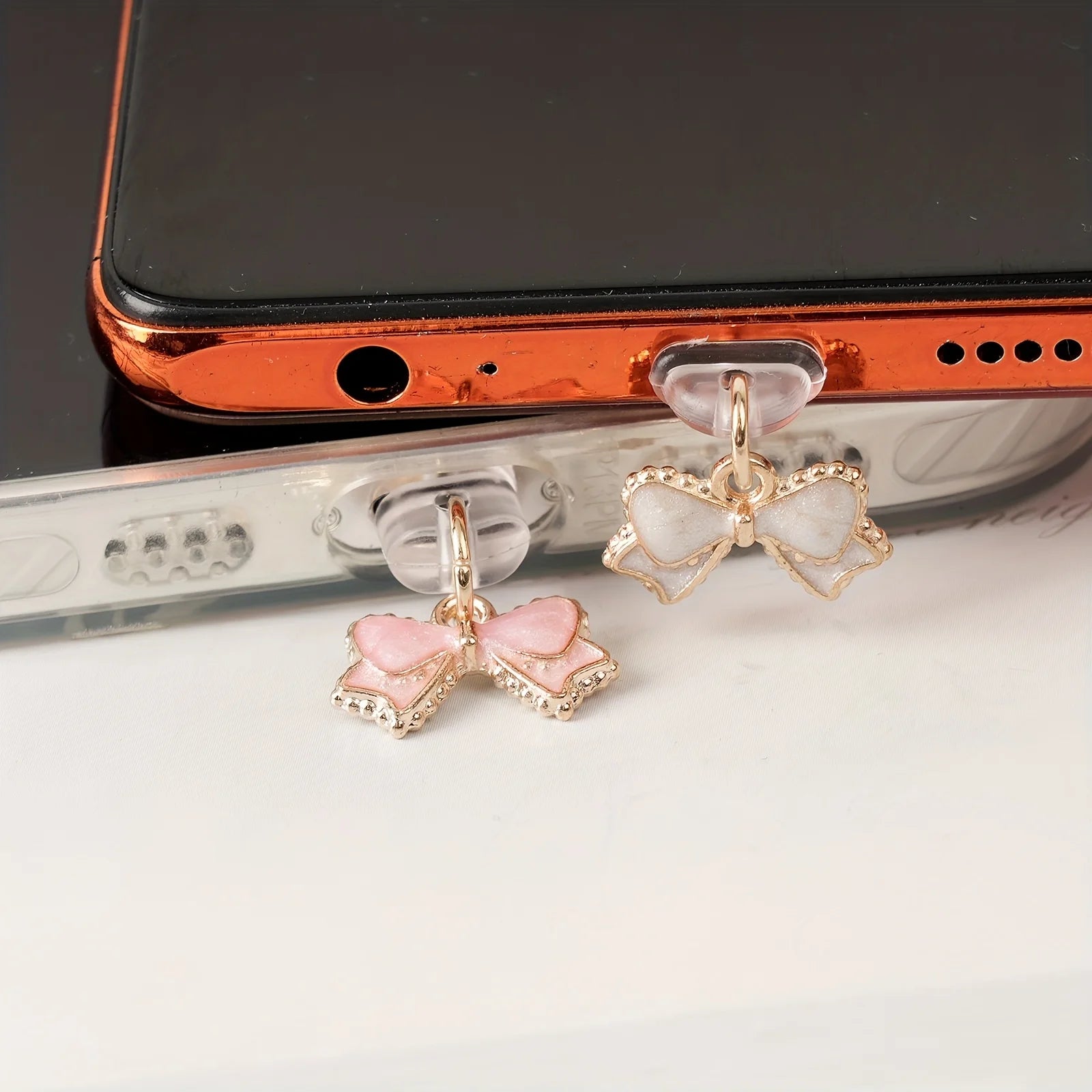 Bouchon Anti-Poussière Décoratif Arc Rose & Blanc — Compatible iPhone & USB-C, Cadeau Original