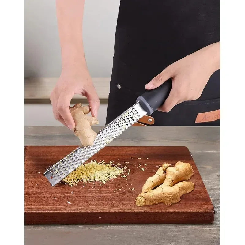 Râpe à Fromage Multifonction en Acier Inoxydable - Trancheur, Éplucheur et Hachoir