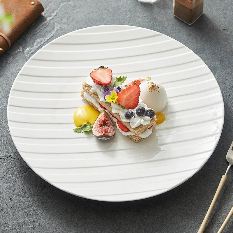 Assiette Porcelaine Relief Strié – Design Minimaliste pour Table Gastronomique