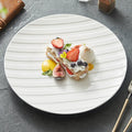 Assiette Porcelaine Relief Strié – Design Minimaliste pour Table Gastronomique