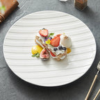 Assiette Porcelaine Relief Strié – Design Minimaliste pour Table Gastronomique