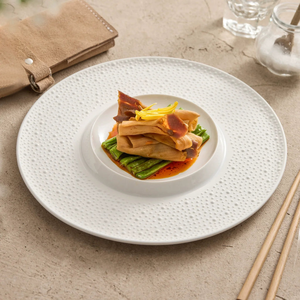 Assiette Porcelaine Bord Texturé & Coupe Intérieure – Table Gastronomique & Hôtel