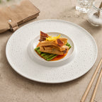 Assiette Porcelaine Bord Texturé & Coupe Intérieure – Table Gastronomique & Hôtel