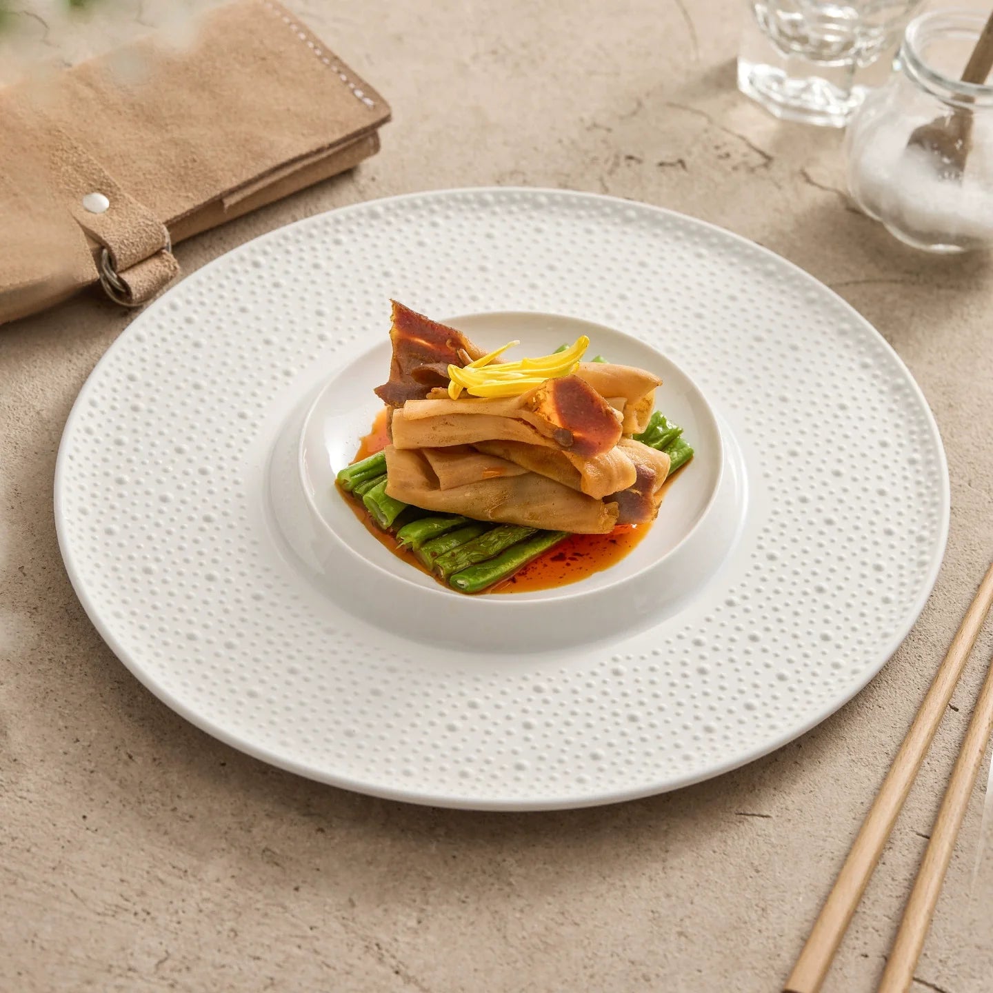 Assiette Porcelaine Bord Texturé & Coupe Intérieure – Table Gastronomique & Hôtel