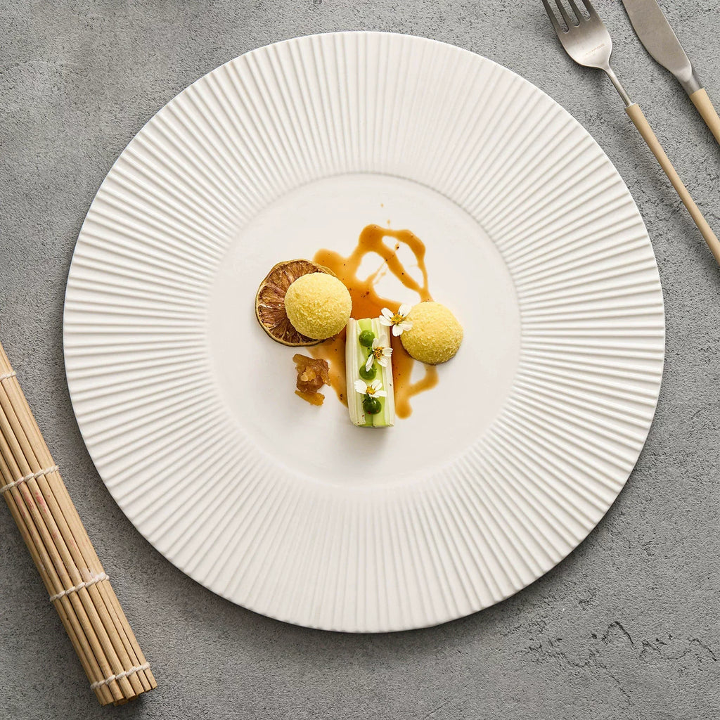 Assiette de Présentation Blanche 30,5 cm – Céramique Fine à Texture Radiale | GOSEUNG