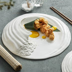 Assiette Céramique Wave – Design Asymétrique Artistique pour Table Gastronomique