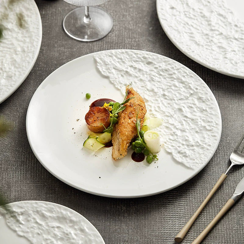 Assiette Céramique Contraste Pierre – Design Asymétrique pour Steak & Pâtes