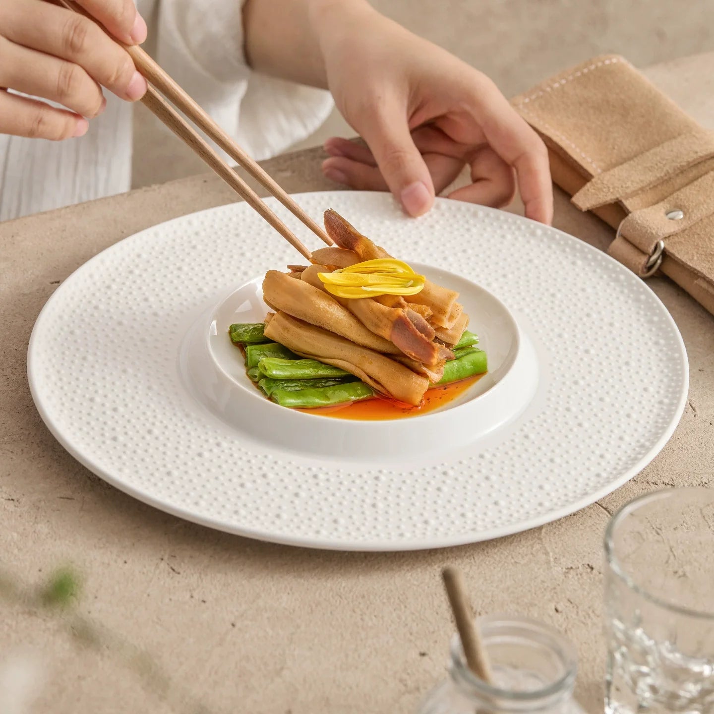 Assiette Porcelaine Bord Texturé & Coupe Intérieure – Table Gastronomique & Hôtel