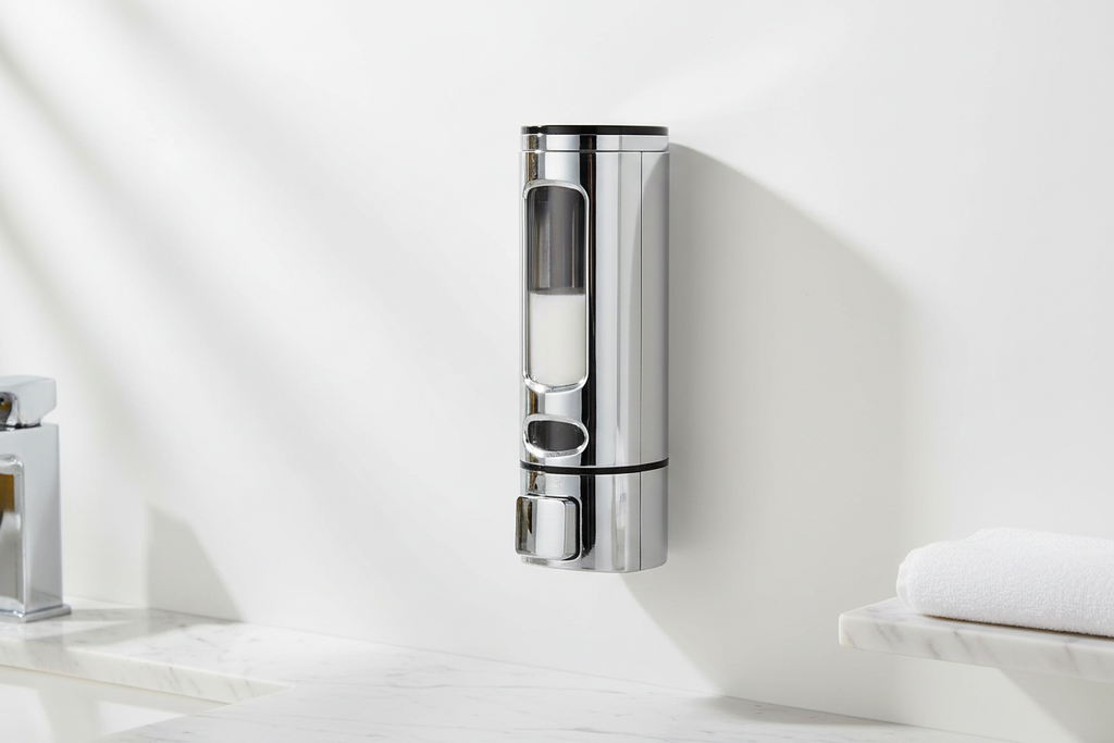 Distributeur de Savon Argenté — Mise en situation salle de bain