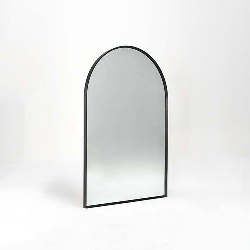 Miroir de salle de bain arqué encadré en métal noir de 60.94x91.44 cm pour mur.