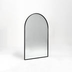 Miroir de salle de bain arqué encadré en métal noir de 60.94x91.44 cm pour mur.